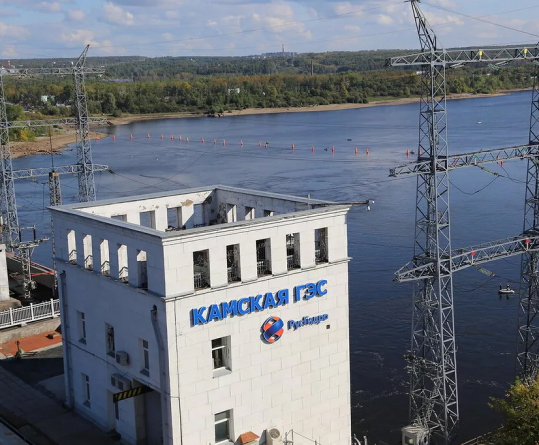 бурлящие потоки воды под КамГЭС, в брызгах видно радугу